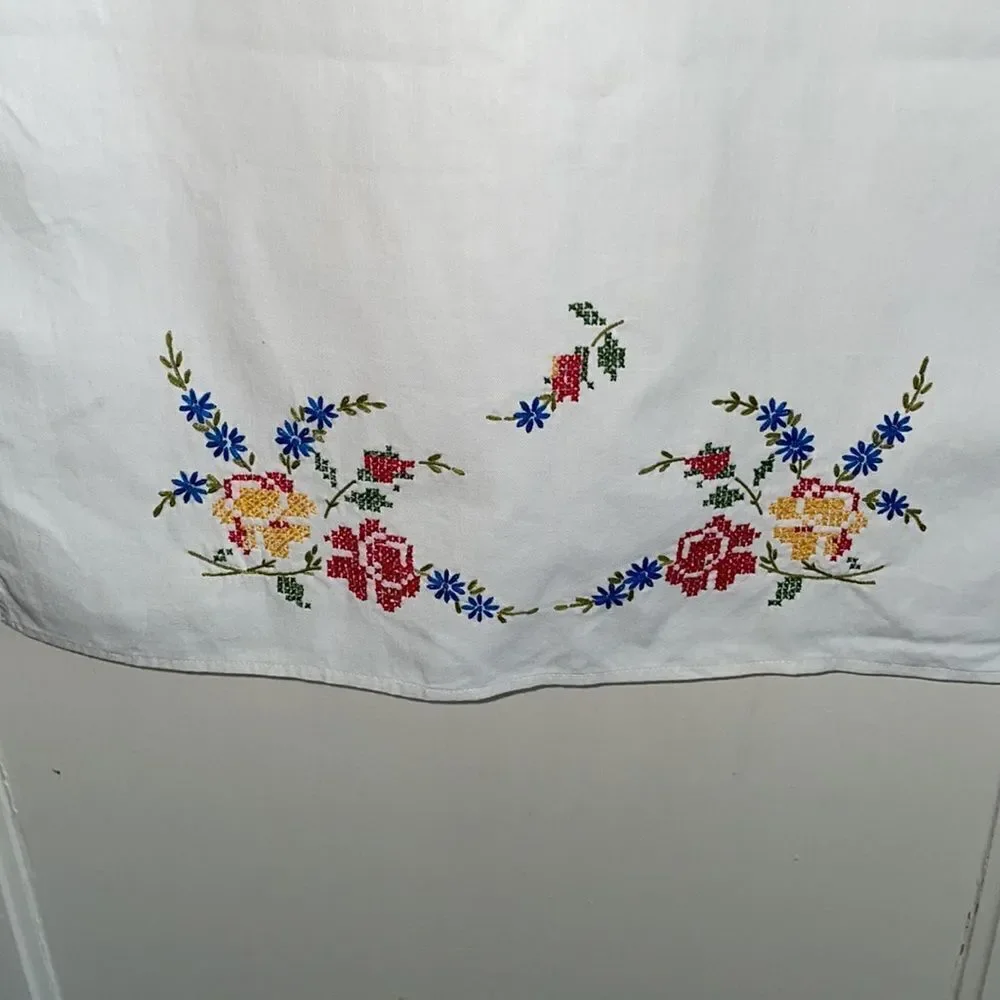 Vintage‎ white cotton table runner with floral embroidery